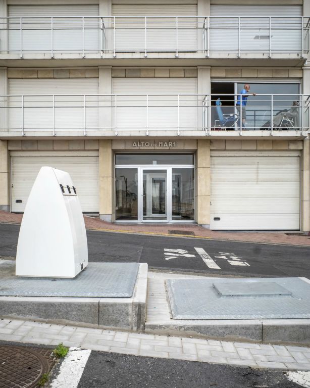 STRAATFOTOGRAFIE  De vrijheid van kijken, luisteren, voelen en slenteren.  Mijn plezier zit in het vastleggen van ‘gewone’ momenten met een verhalend karakter. Soms raadselachtig, grappig of ernstig. Het lijkt de waarheid maar is het niet. Het is de interpretatie van jou (en mij) van een moment van de werkelijkheid.